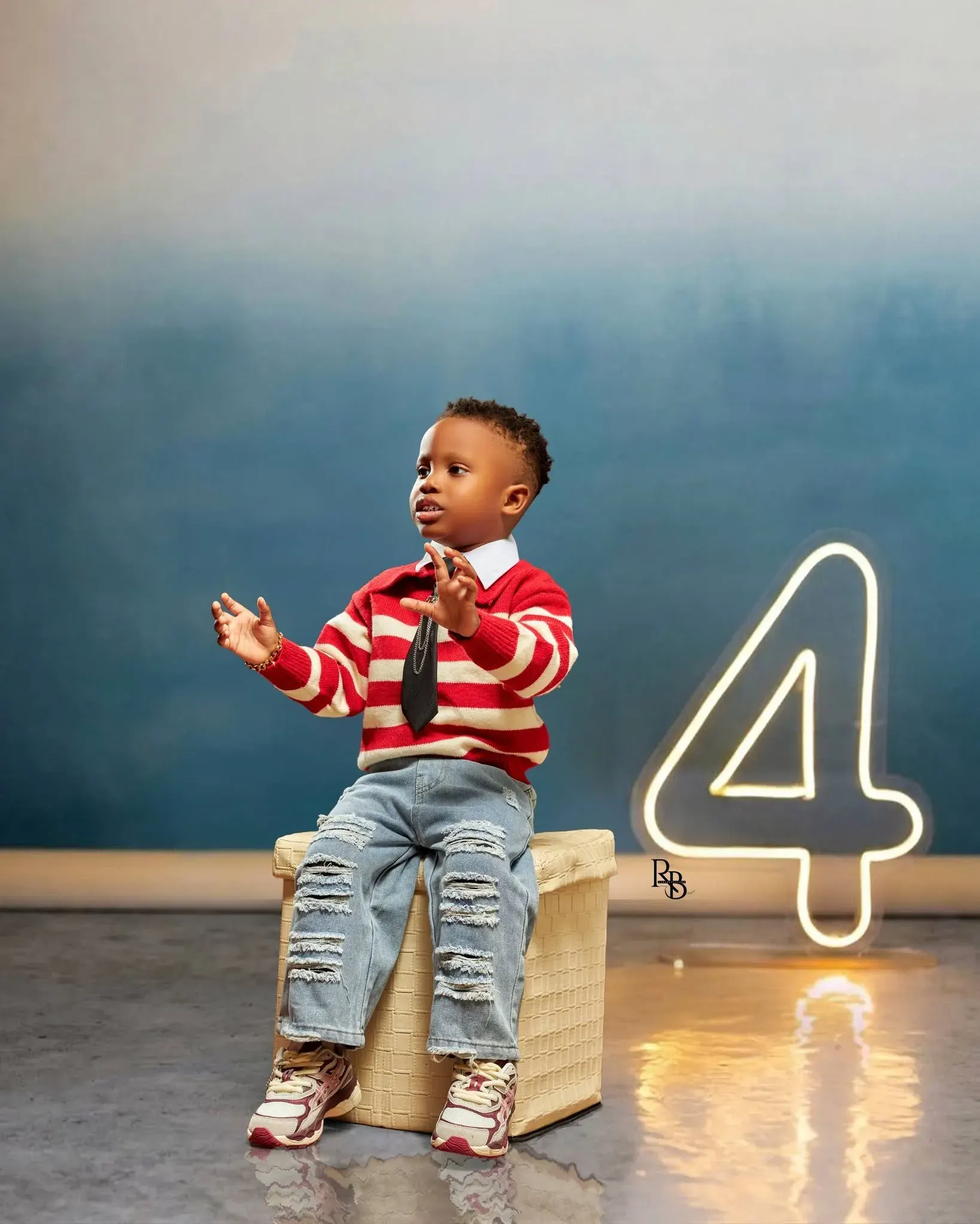 Bambino accanto a un numero quattro luminoso