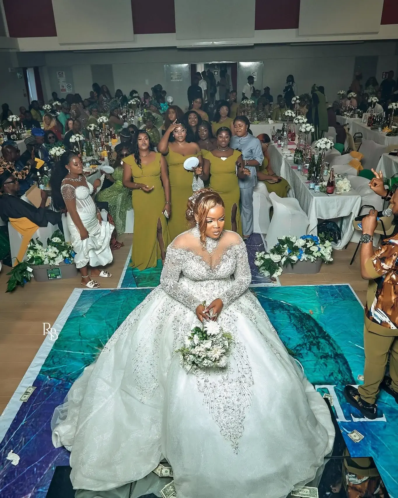 Sposa seduta davanti agli invitati del ricevimento