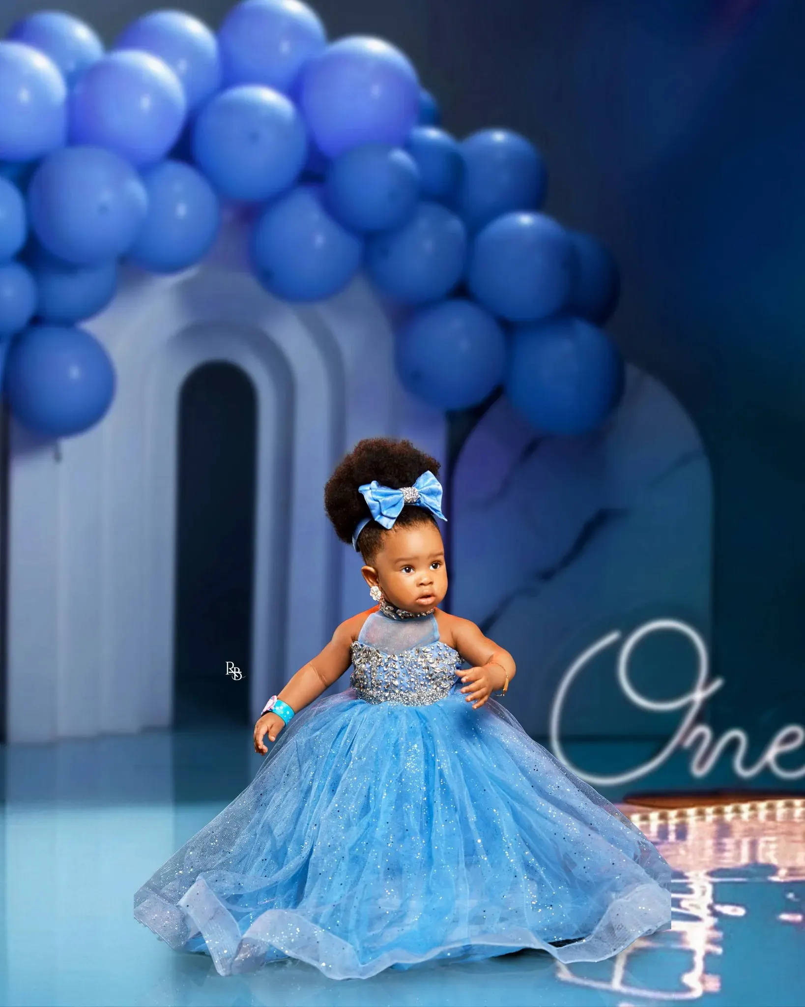 Bambina con un vestito blu per il compleanno