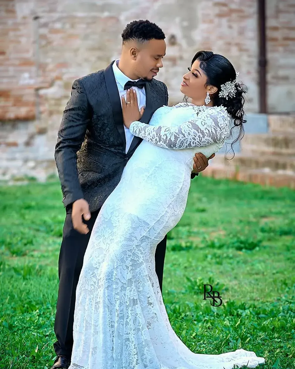 Sposo che inclina la sposa all'aperto