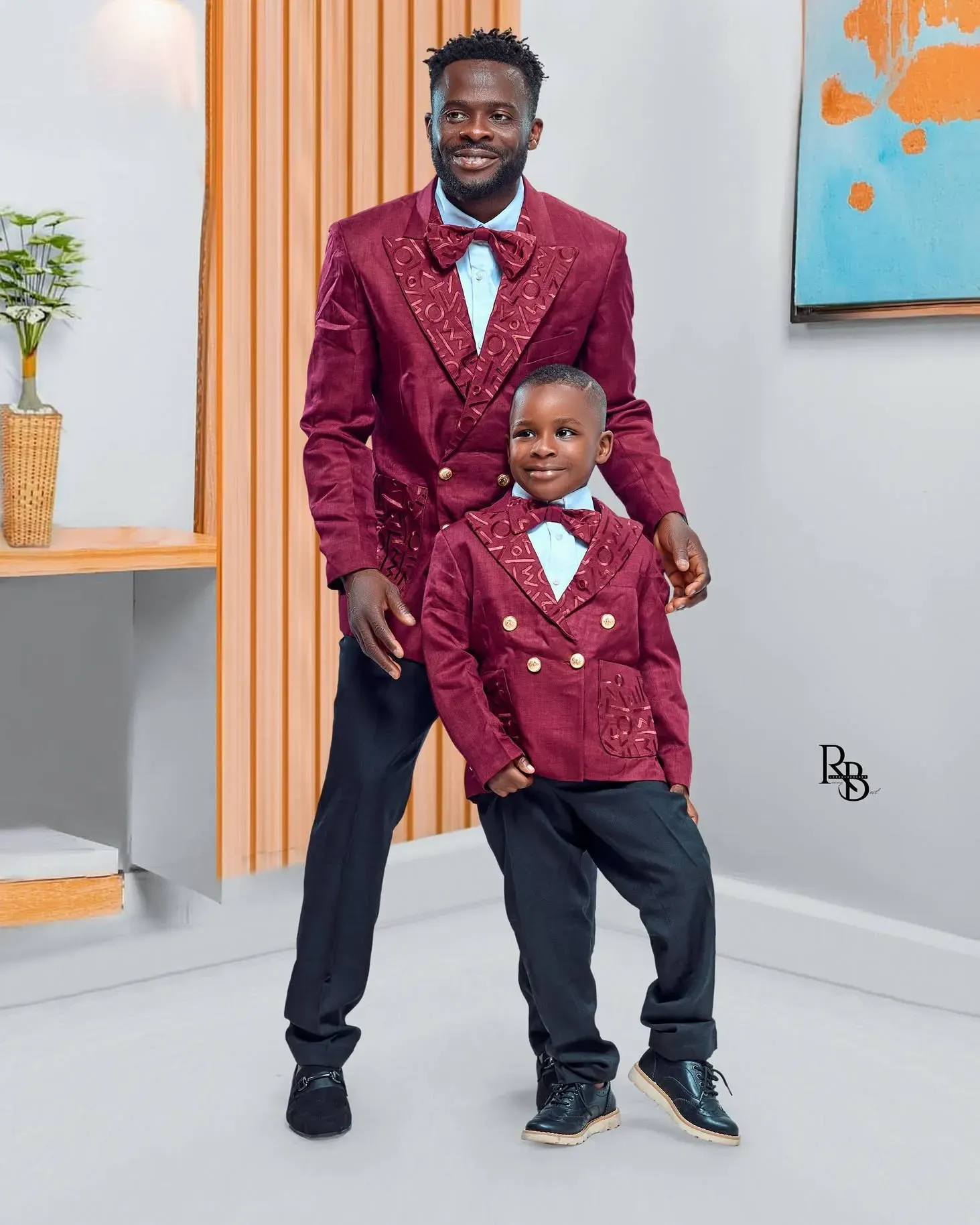 Uomo e bambino con completi bordeaux
