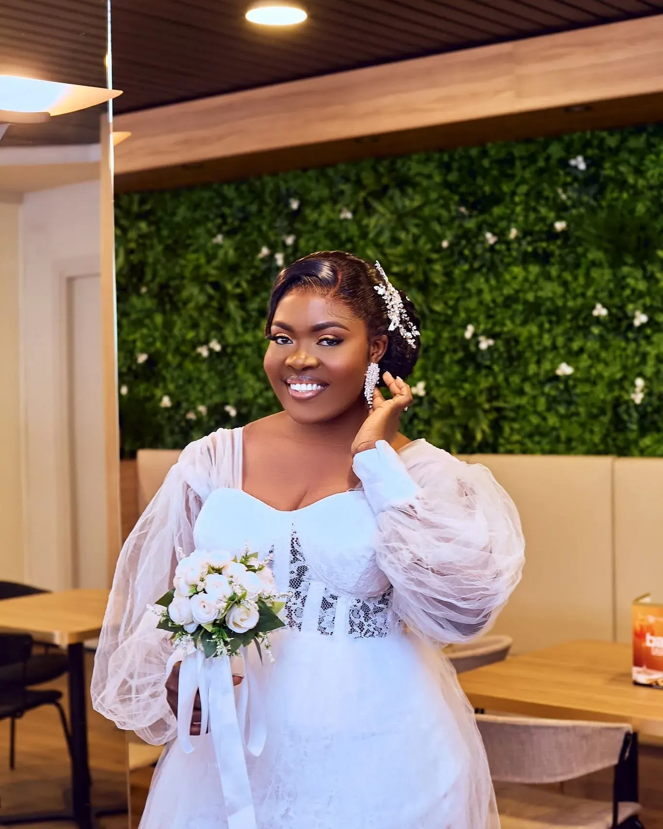 Sposa sorridente che entra al ricevimento