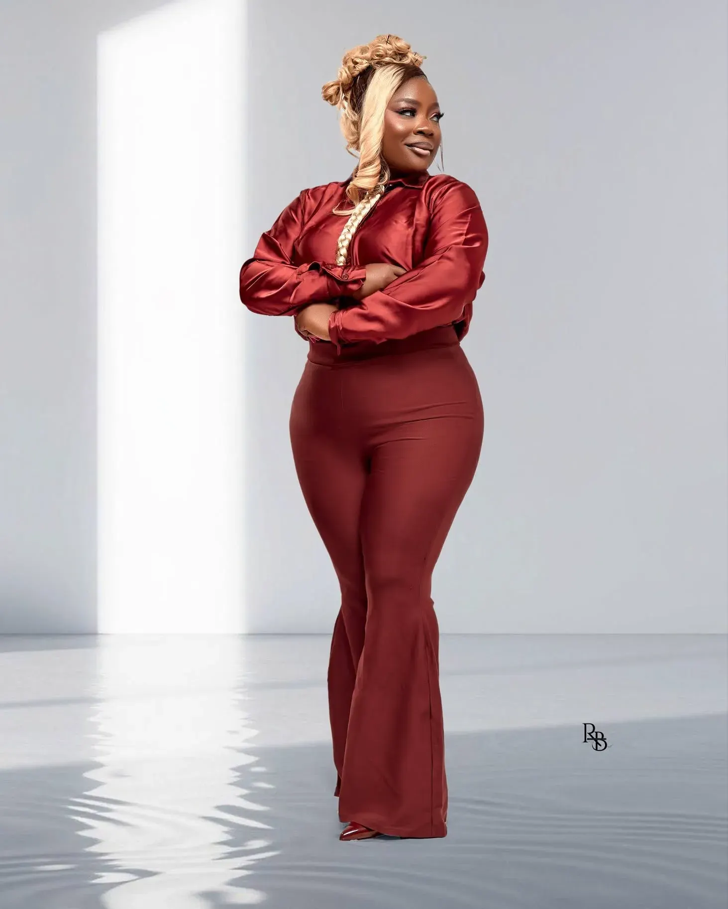 Donna in tailleur bordeaux in studio